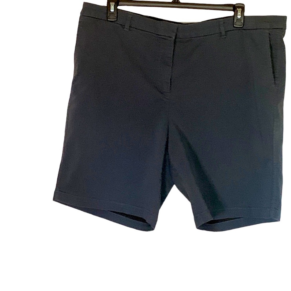 Violet & Roses Bermuda Shorts, zip front , side pockets, size 20W